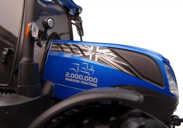 UNIVERSAL HOBBIES 1:32 Tractor NEW HOLLAND T7.225 2 MILLIONIEME FABRIQUE A BASILDON - Ítem3