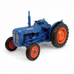 UNIVERSAL HOBBIES 1:32 Tractor FORDSON DEXTRA 1960