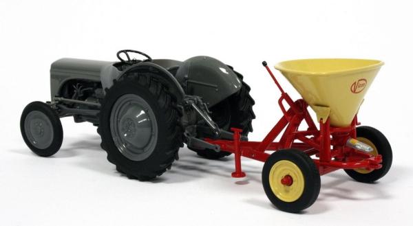 UNIVERSAL HOBBIES 1:32 Abonadora VICON ARRASTRADA PENDULUM B75 - Ítem1