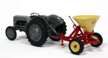 UNIVERSAL HOBBIES 1:32 Abonadora VICON ARRASTRADA PENDULUM B75 - Ítem1