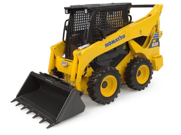 UNIVERSAL HOBBIES 1:25 Minicargadora KOMATSU SK820 CON 2 ACCESORIOS - Ítem1