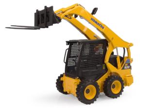 UNIVERSAL HOBBIES 1:25 Minicargadora KOMATSU SK820 CON 2 ACCESORIOS