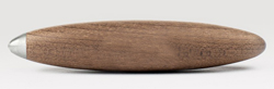 Lápiz con punta metálica: cuerpo de madera. Incluye funda metálica