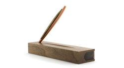 Lápiz con punta metálica: cuerpo galvanizado color carbono y acabados de madera. Incluye estuche de madera