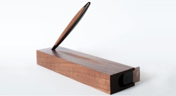Lápiz con punta metálica: cuerpo galvanizado oscuro y acabados de madera. Incluye estuche de madera