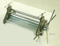 Tórculo de estampación. Capacidad de la pletina: 360 x 500 mm. Diámetro cilindros: 50 mm. Fabricado en acero cromado y pintado.