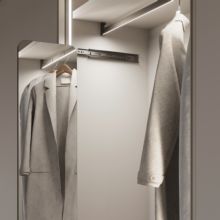 Emuca Kit de barra para armario Luxe, tira LED 4,5x8 Neonlynx V, sensor de movimiento RF Smart y convertidor Smart (24V DC), longitud 1.150mm, Luz blanca cálida 2.700K, Plástico y Aluminio, Titanio - Ítem3