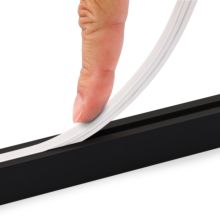 Emuca Kit de barra para armario Luxe, tira LED 4,5x8 Neonlynx V, sensor de movimiento RF Smart y convertidor Smart (24V DC), longitud 1.150mm, Luz blanca cálida 2.700K, Plástico y Aluminio, Pintado negro texturizado - Ítem4