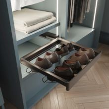 Emuca Kit de cajón zapatero y bastidor regulable Quartz para armarios, guías de cierre suave y extracción total, Módulo 70cm, Acabado Titanio - Ítem1