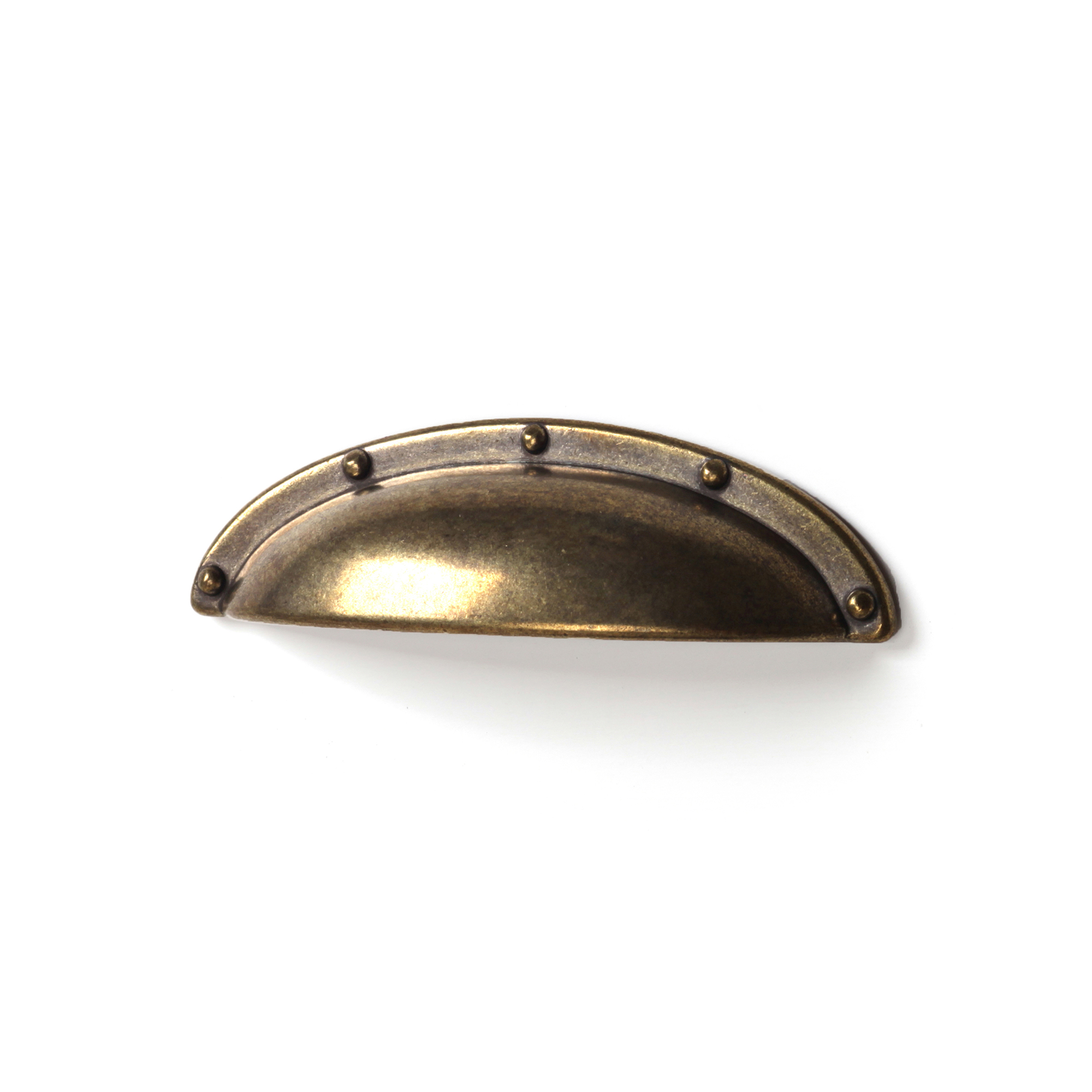 Poignée coquille pour meuble | Style classique | Fabriqué en Zamac | Finition cuir vieilli mm | Mesures 92*25*20mm | Système de fixation vissé | Comprend des vis M4 | 4 unités