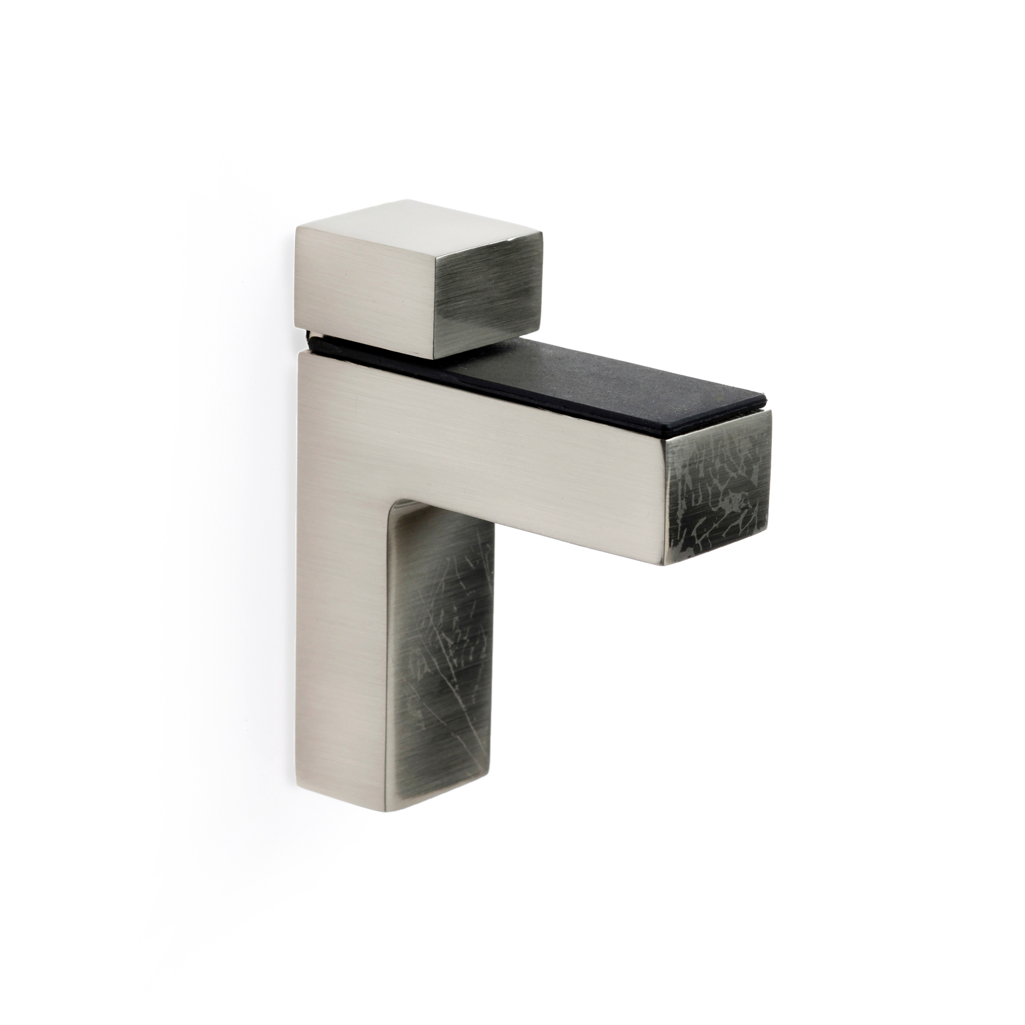 Support réglable pour étagères en verre et bois | Fabriqué en Zamac | Fini nickel satiné | Pour étagères d'une épaisseur de 3 à 40 mm | Mesures 26*83*67mm | Système de fixation vissé | 2 unités