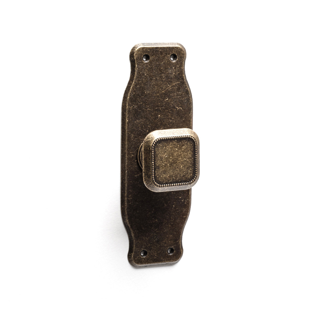 Pomo en placa con acabado cuero viejo de zamak, dimensiones: 110x38x24mm