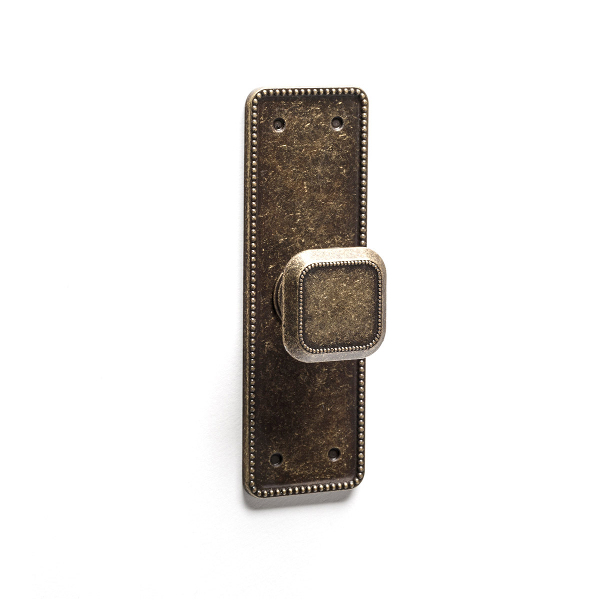 Pomo en placa con acabado cuero viejo de zamak, dimensiones: 110x35x24mm