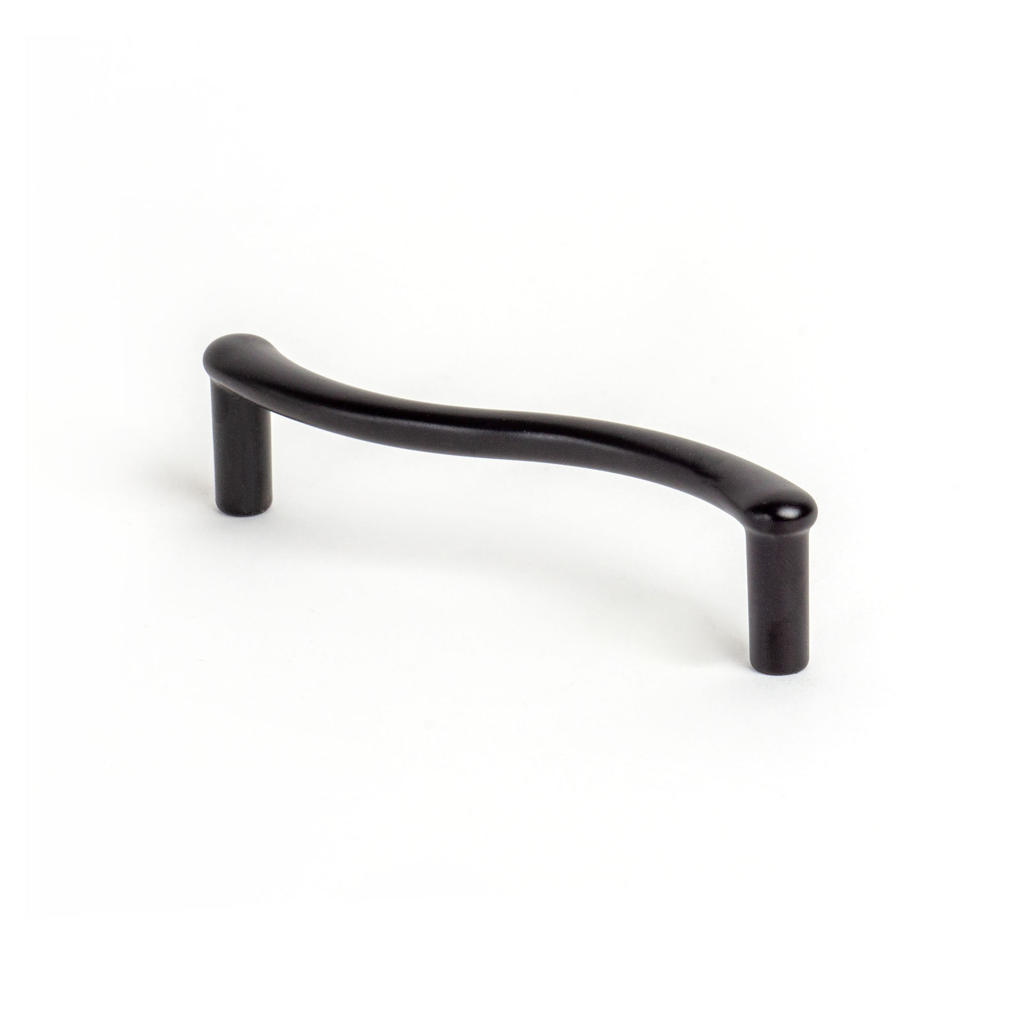 Tirador de Asa para Mueble | Estilo Contemporáneo | Fabricado en Zamak | Acabado en Negro Mate | Distancia Entrepuntos: 96 mm | Medidas 106*18*26 mm | Sistema de Fijación Atornillado | Incluye Tornillos M4 | 4 Unidades