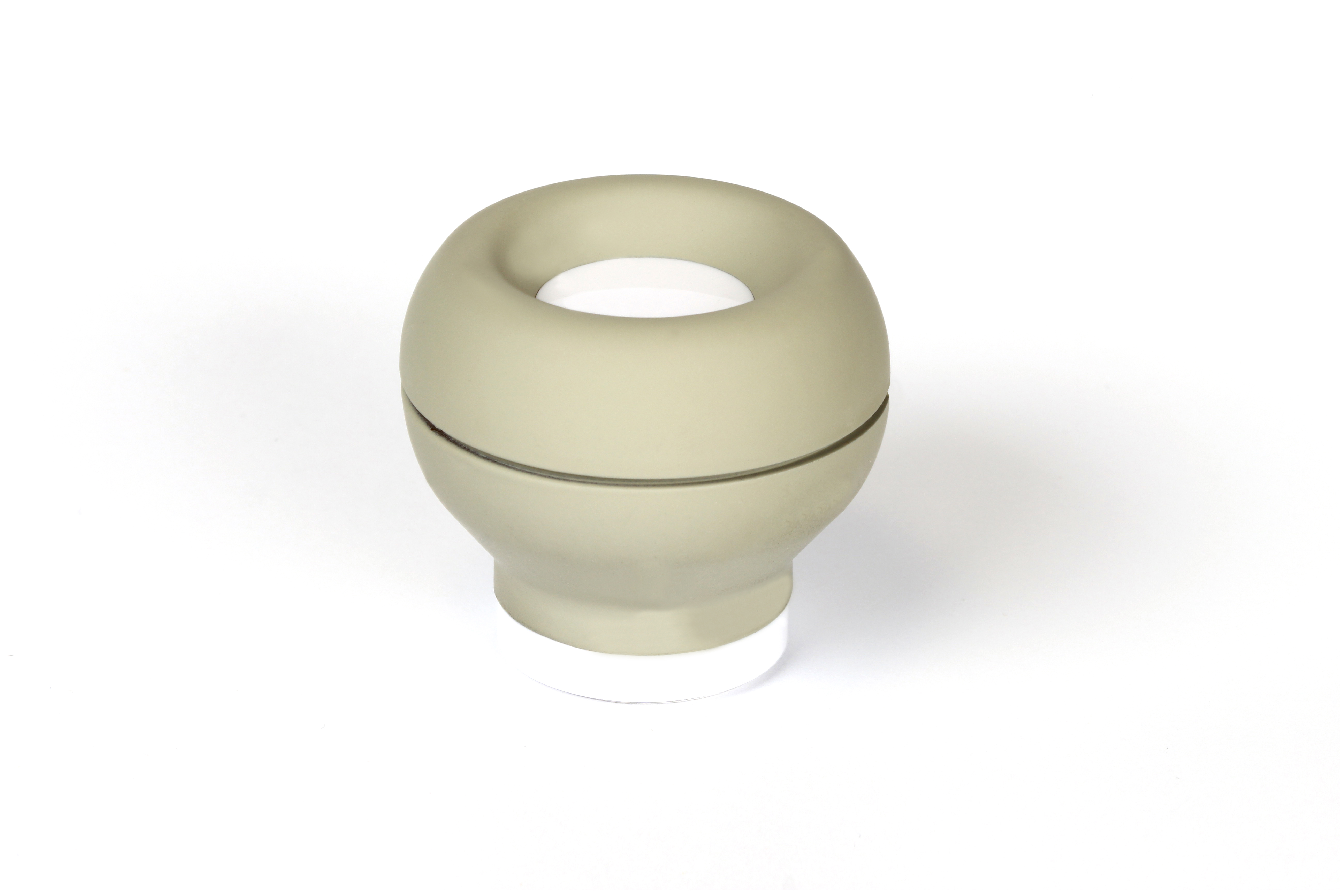 Tope de Puerta | Estilo Decorativo | Protege Paredes y Puertas Frente a Impactos | Fabricado en TPS | Acabado en Arena - Blanco | Medidas 46*46*41 mm | Sistema de Fijación Adhesivo / Atornillado | 1 Unidad