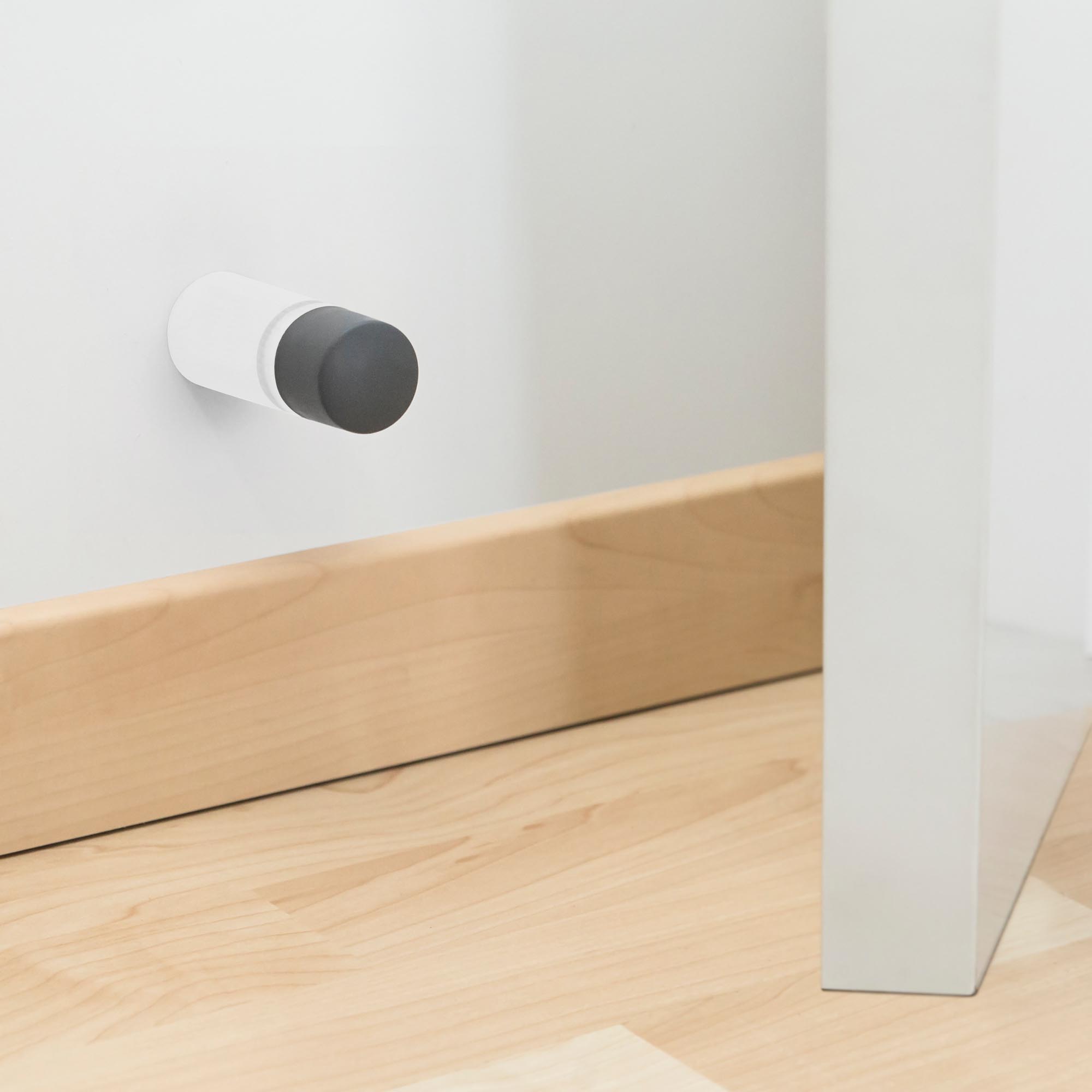 Tope de Puerta | Estilo Funcional | Fabricado en Haya | Acabado en Blanco Mate-Antracita | Medidas 35*35*90 mm | Sistema de Fijación | 1 Unidad - Ítem1