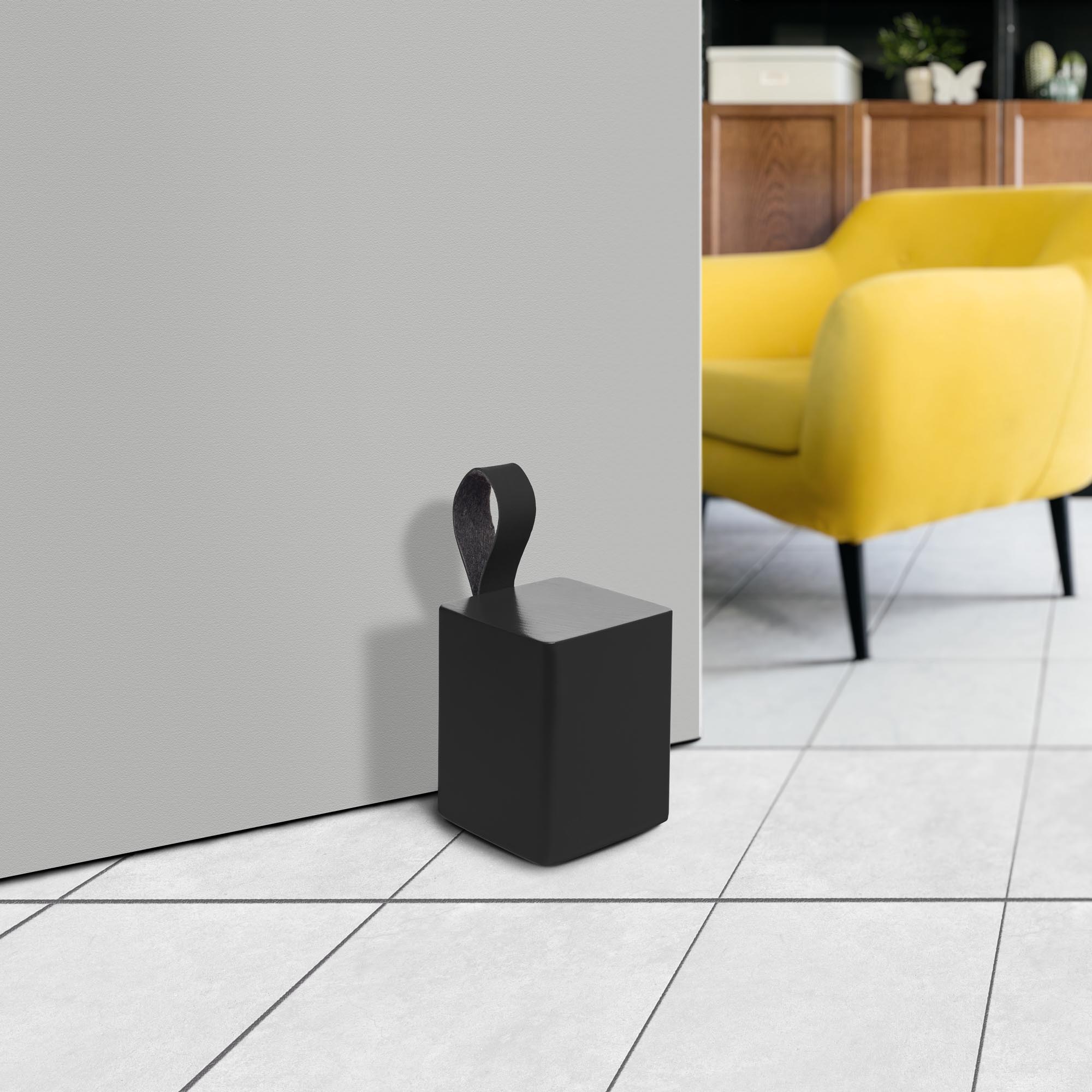 Retenedor de Puerta | Estilo Funcional | Fabricado en Pino | Acabado en Negro Mate-Negro | Medidas 65*70*135 mm | Sistema de Fijación | 1 Unidad - Ítem1