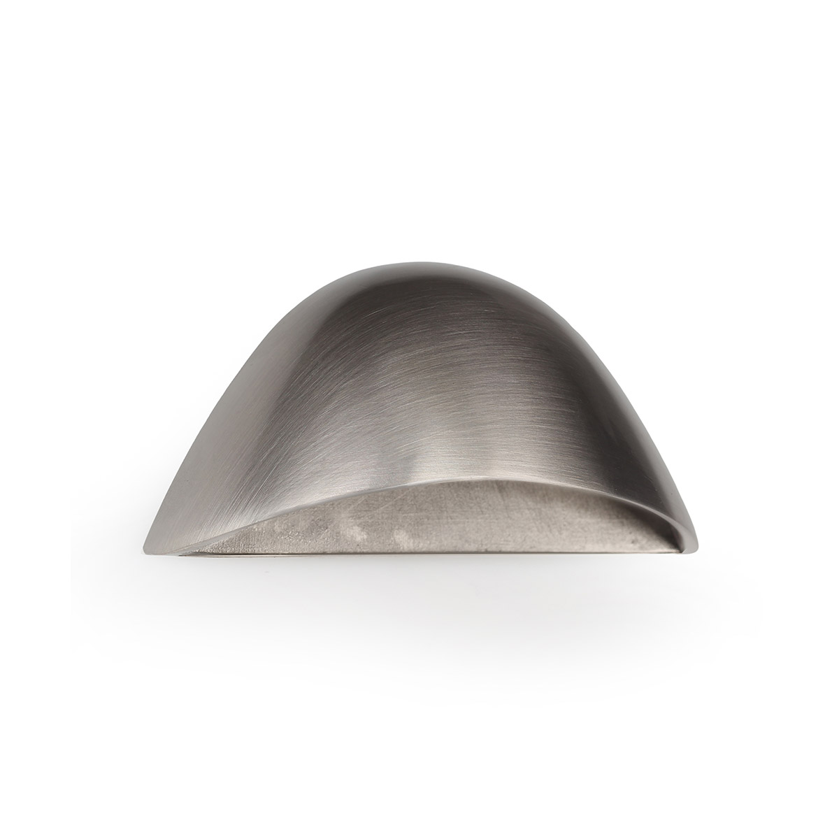Concha de zamak con acabado níquel satinado, dimensiones:60x30x26mm y entrepuntos:32mm
