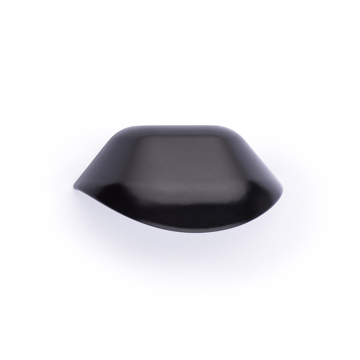 Concha de zamak con acabado negro mate, dimensiones:80x38x32mm y entrepuntos:64mm