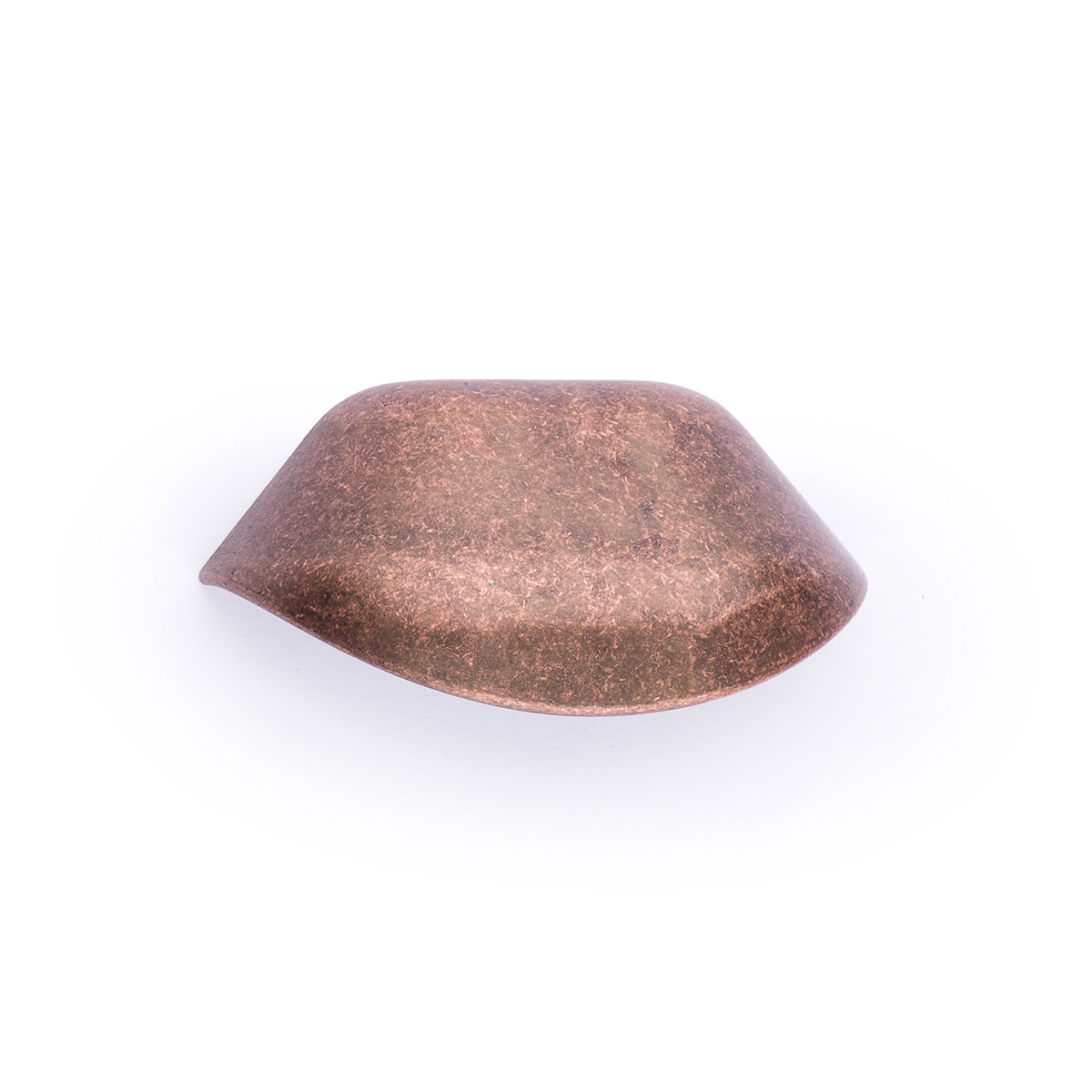 Concha de zamak con acabado cobre rústico, dimensiones:80x32x40mm y entrepuntos:64mm