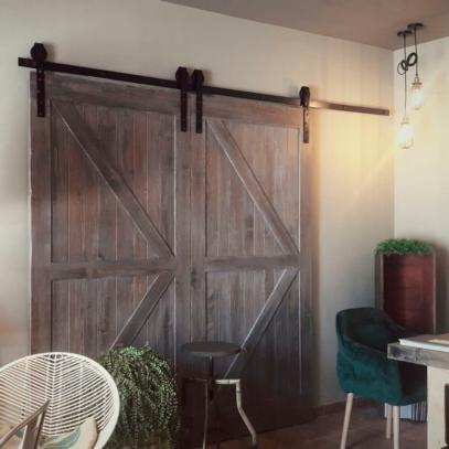 Kit de herrajes para una puerta corredera colgada de madera Barn, Sin  cierre suave, tableros no incluidos, Acero y Plástico, Pintado negro