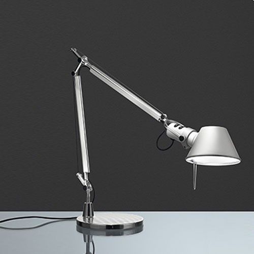 flexo estudio Tolomeo fluo, versátil y elegante lámpara de trabajo de diseño atemporal y funcional, acabada en color aluminio, blanco y negro. diseño de Michele de Lucchi y Giancarlo Fassina.