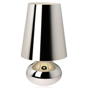 Lámpara de mesa que reinterpreta una lámpara clásica de cristal con un amplio colororido que la hace muy atractiva y fresca.