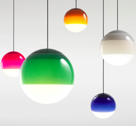 Lámpara de suspensión con pantalla esférica de vidrio pintado en discos concéntricos de colores.