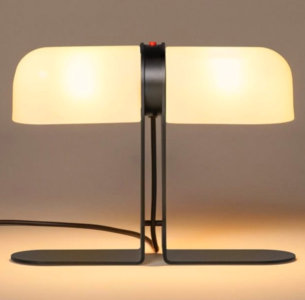 Lámpara para mesa de despacho con dos pequeñas pantallas de vidrio orientables independientemente en los colores negro opaco o blanco traslucido.