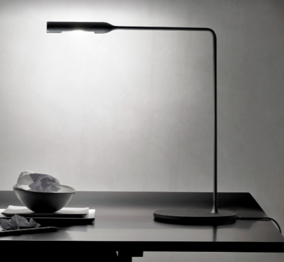 Lámpara de estudio modelo Flo diseñada por Norman Foster + Partners
