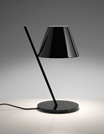 Lámpara de sobre mesa La Petit, diseño de Quaglio Simonchelli, tres opciones de color para una lámpara de equilibradas proporciones.