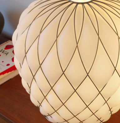 Lámpara sobre mesa Pinecone