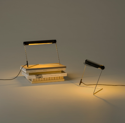 La Lámparaprima diseño de Pete Jans produce Santa & Cole, barra luminosa de led para sobre mesa o pared.