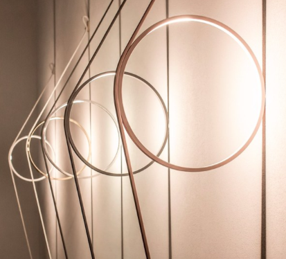 Wirering, diseño de Formafantasma en 2018 para Flos. es un aplique a pared original que utiliza un aro de color y el cable para dar forma de arco. Con el juego de los colores de aro y cable se crea una lámpara ambiental muy singular. 