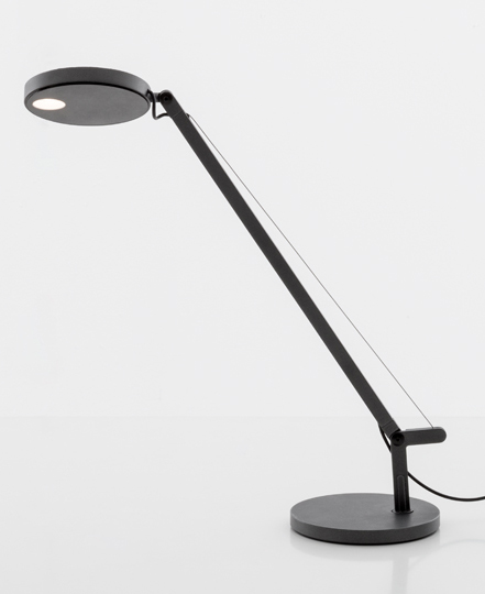 Versátil lámpara de sobre mesa Demetra micro de Artemide, diseño de Naoto Fukasawa