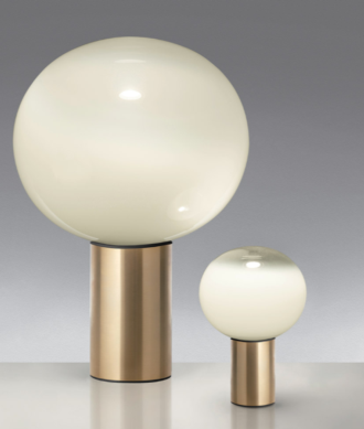 Lámpara de sobre mesa con difusor de cristal, cálida en tres tamaños.
