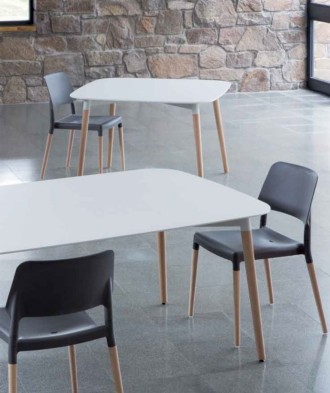 Mesa Belloch, diseño Lagranja, producida por Santa & Cole, mesa rectangular, mesa cuadrada. 
