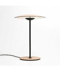 Lámpara intimista de sobre mesa con difusor de madera laminada y papel prensado en color roble o vengué.
