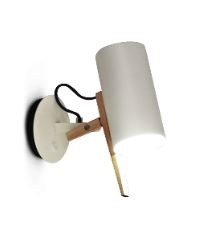 Una lámpara de pared para lectura con un diseño singular, empleando con sencillez la mezcla de madera y metal.