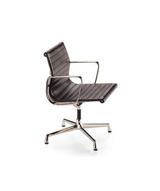 Réplica en miniatura de la silla Aluminium Chair diseñada por Charles y Ray Eames en 1958. Un icono del diseño del mobiliario.