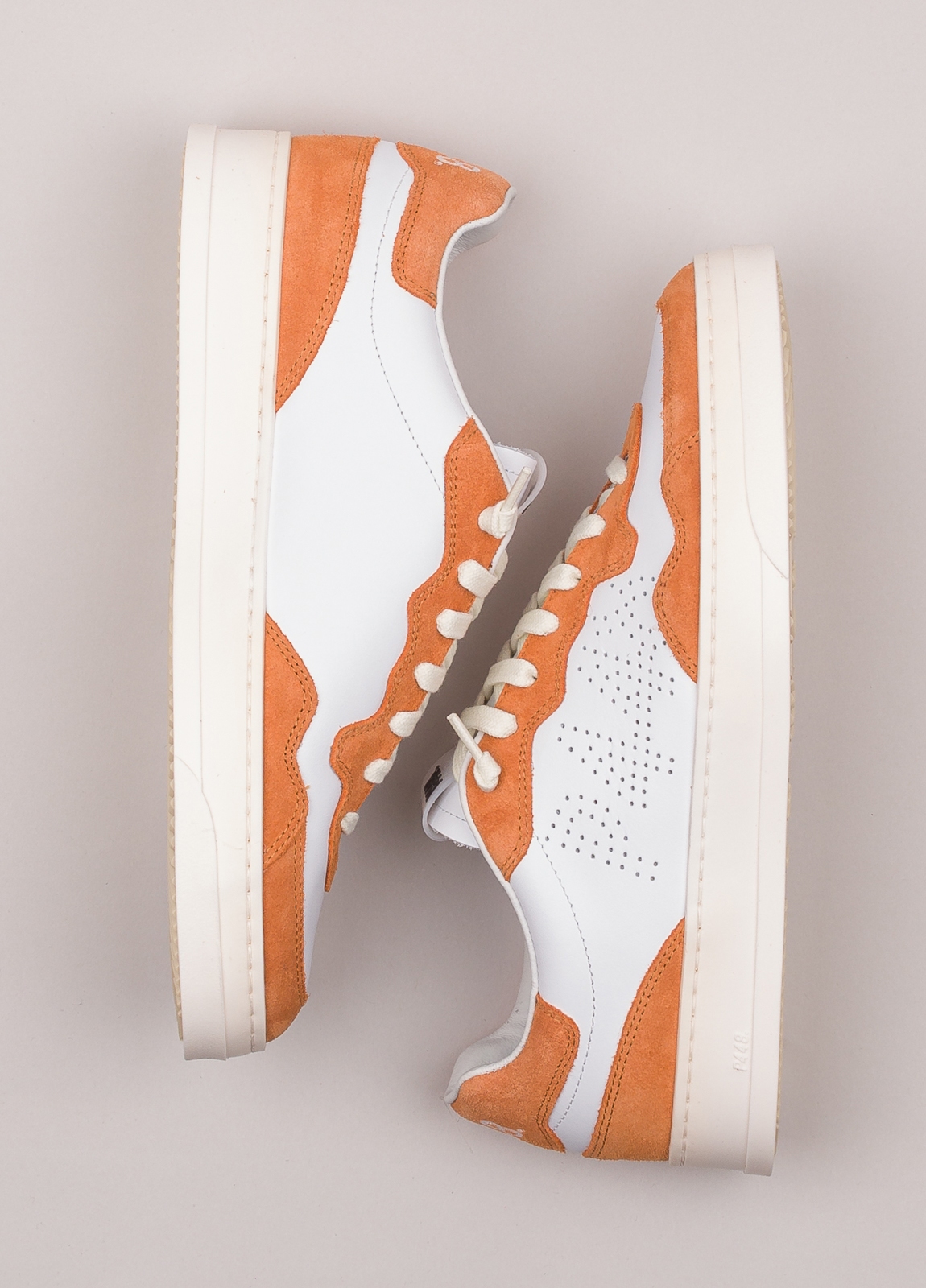 Sneaker P448 blanca y naranja