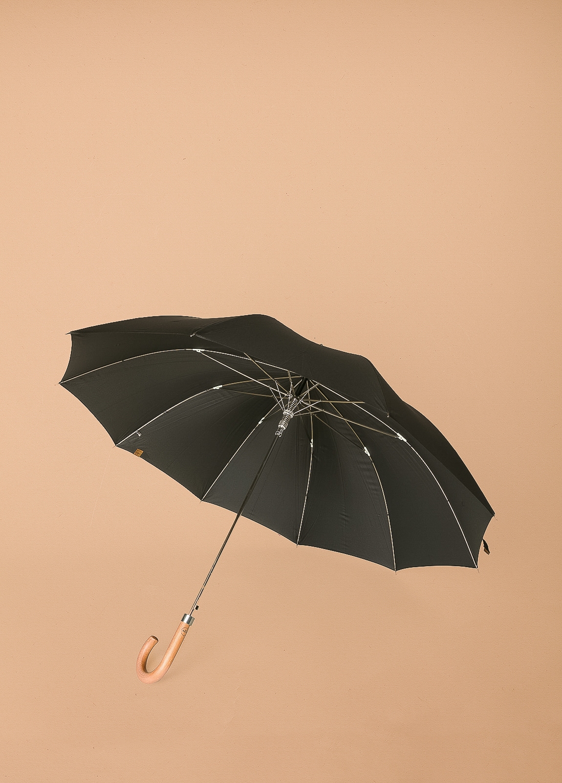 Paraguas FUREST COLECCIÓN negro con puño de madera. - Ítem2