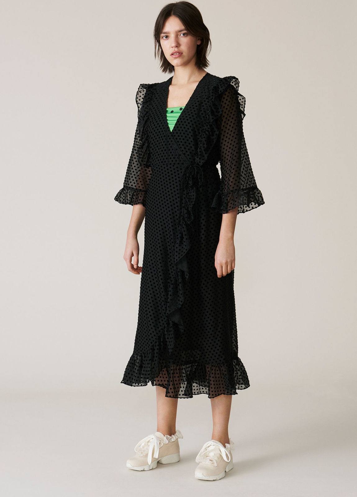 Vestido/abrigo, manga transparente tres cuartos, con volantes color negro. 65% Poliamida, 35% Viscosa. Vestido/abrigo, manga transparente tres cuartos, con volantes color negro. 65% Poliamida, 35% Viscosa.