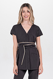 Chaqueta kimono elástica negra con cinturón