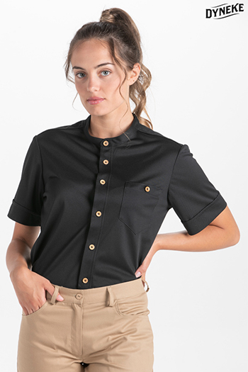 Camiseta negra granito botón madera
