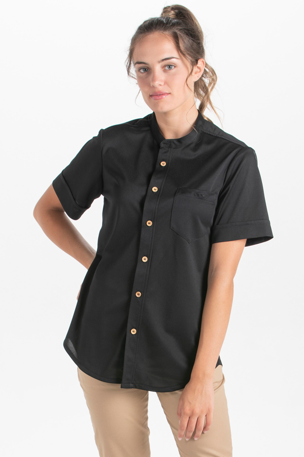 Camiseta negra granito botón madera 6