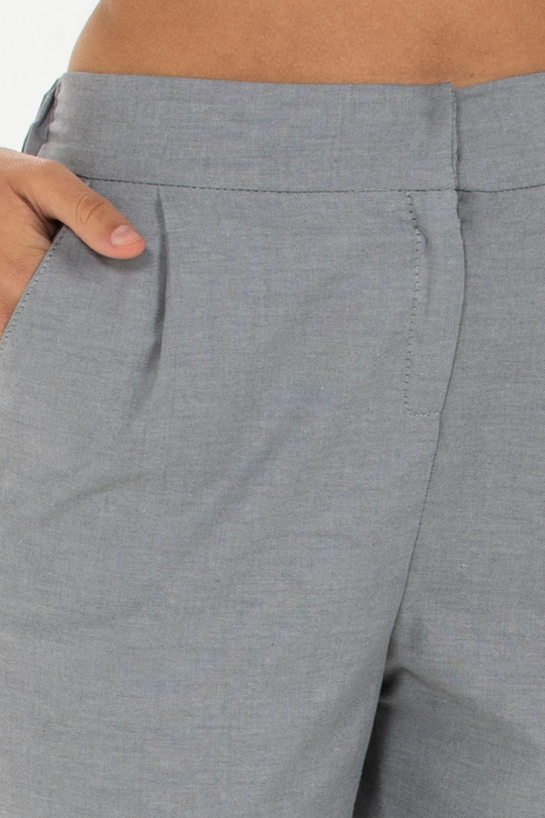 Pantalon gris de mujer con dobladillo. Pantalones para estetica y