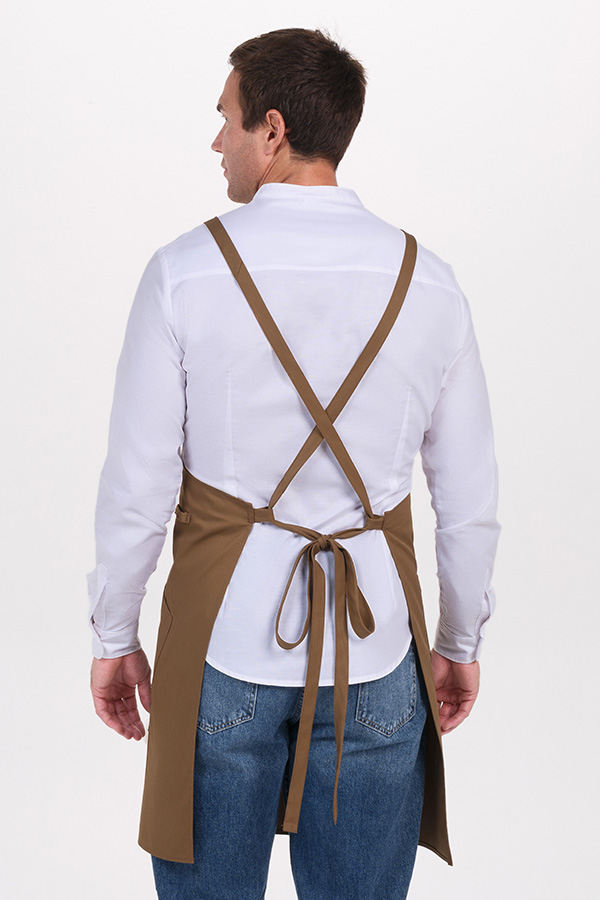 Delantal peto marrón detalle polipiel 3