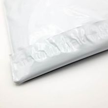 Sobres y bolsas de plástico para envíos de 240 x 350 + 50 mm.