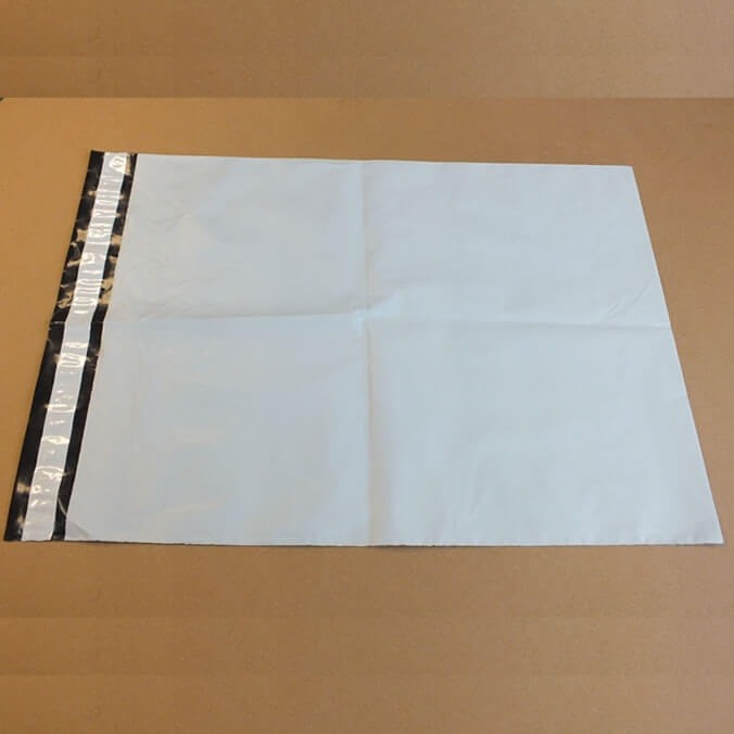 Sobres y bolsas de plástico para envíos de 350 x 450 + 40 mm.